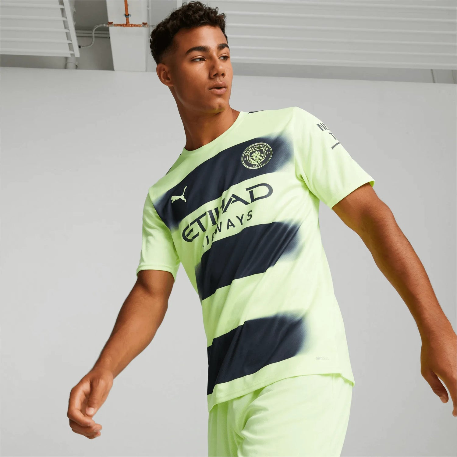 Puma 2022-23 Manchester City Third Jersey - Fizzy Light-Parisian Night (Model - Front)