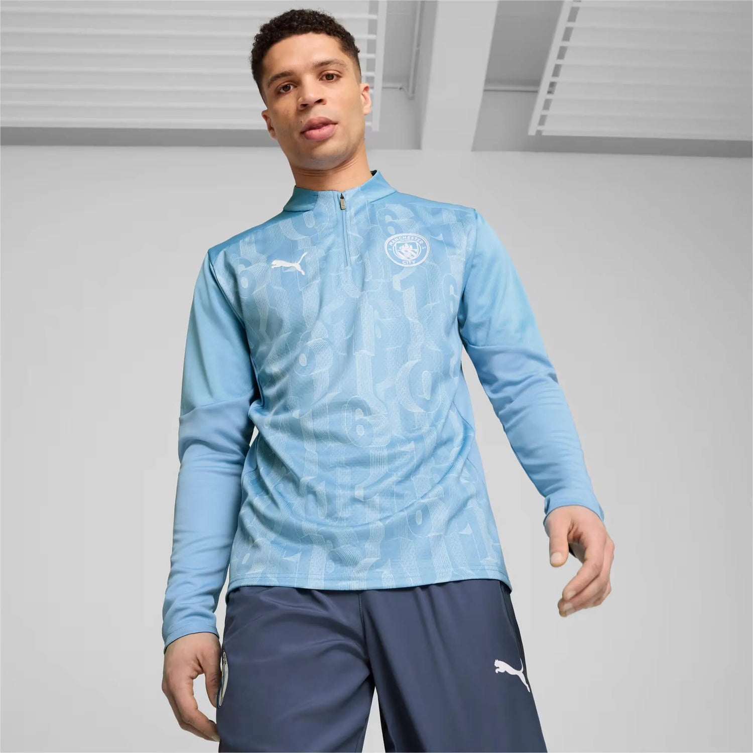 Puma 2024-25 Manchester City Mens Pre-Match 1_4 Zip Top (Model - Front)