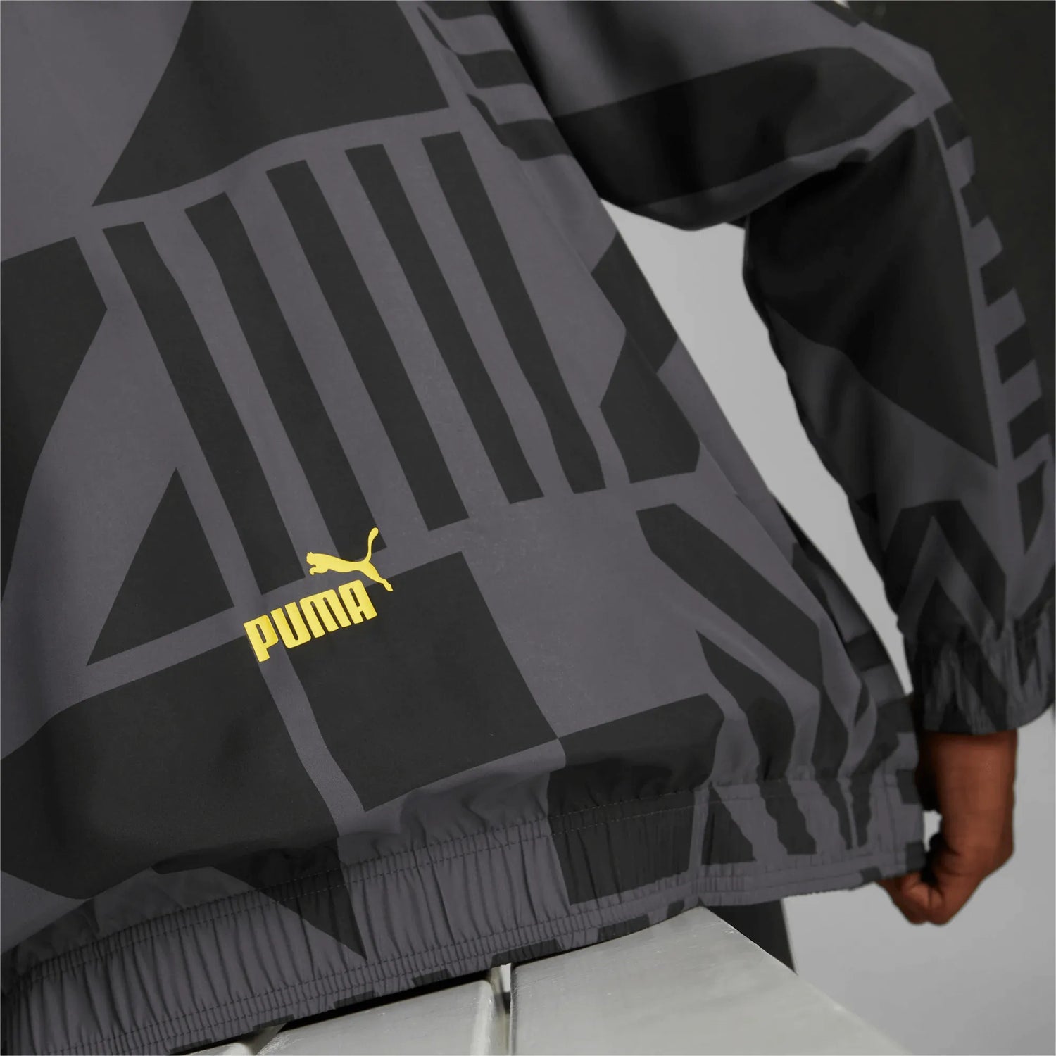 Puma 2022-23 Borussia Dortmund Prematch Jacket Black-Yellow (Detail 2)