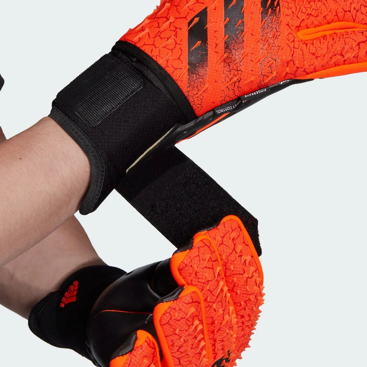 Adidas Predator Pro Ultimate Goalkeeper Gloves - Solar Red-Black (Detail 1)