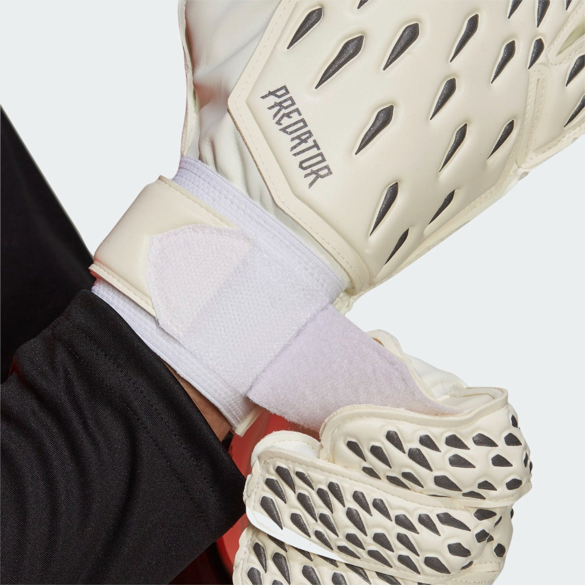 Adidas Predator Training Goalkeeper Gloves - White-Black (Detail 1)